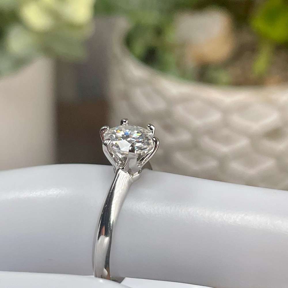 CERTIFIED 1ct MOISSANITE DIAMOND SOLITAIRE RING. VVS1/ D-Color
